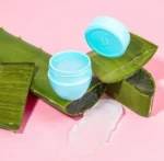 بالم لب مرطوب‌کننده آلوئه ورا فارماسی حاوی موم زنبور عسل حجم 15 میل